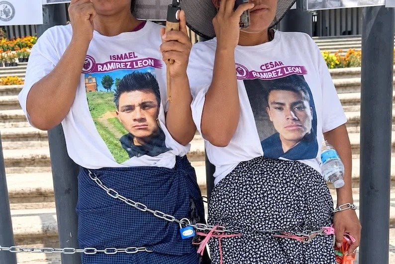 Se encadenan a la Fiscalía en Tuxtla: madres exigen buscar a 3 desaparecidos y castigo por 2 feminicidios