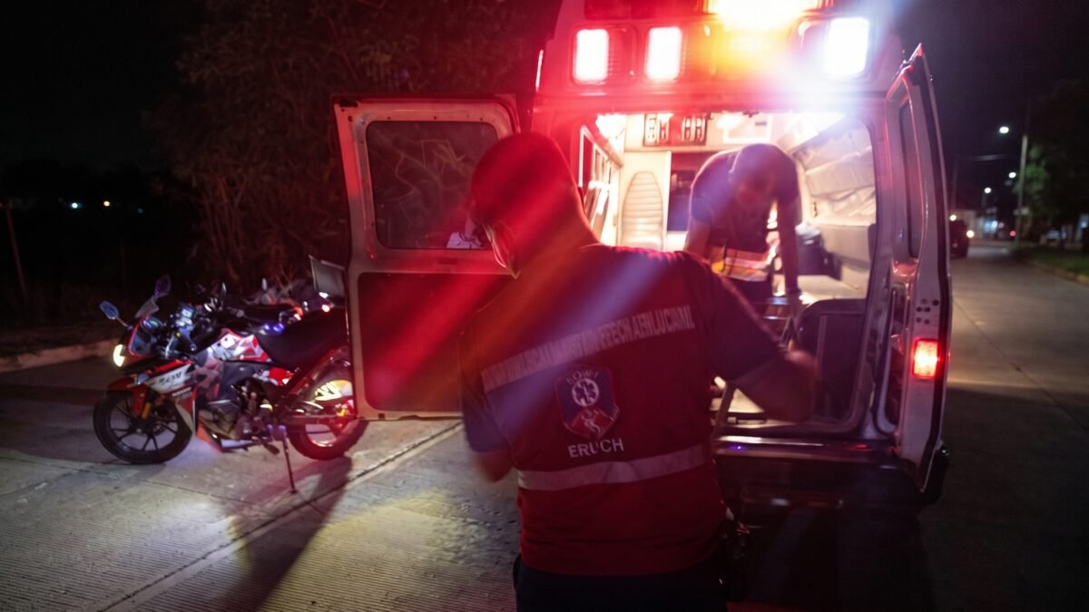 Se estrella contra un carro rumbo a La Sirena: motociclista de 46 años acaba en el hospital en Villaflores