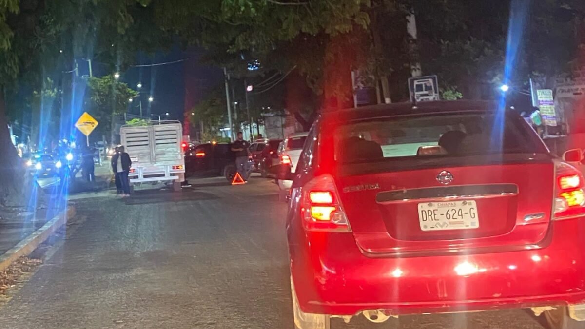 ¡Se hace el nudo pasando el autocine: choque frena la Calzada al Sumidero!