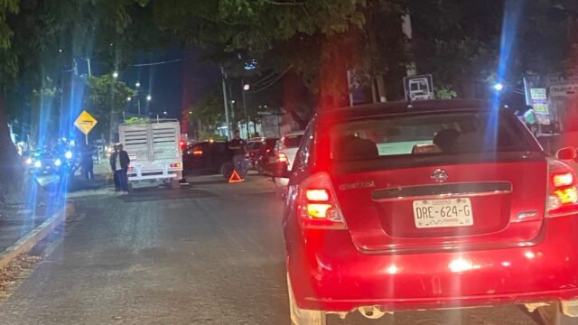 ¡Se hace el nudo pasando el autocine: choque frena la Calzada al Sumidero!