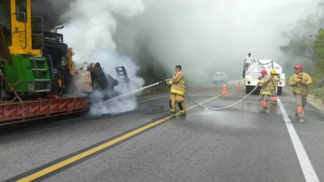 Se incendia tráiler con maquinaria en el kilómetro 7 de la autopista Ocozocoautla-Arriaga