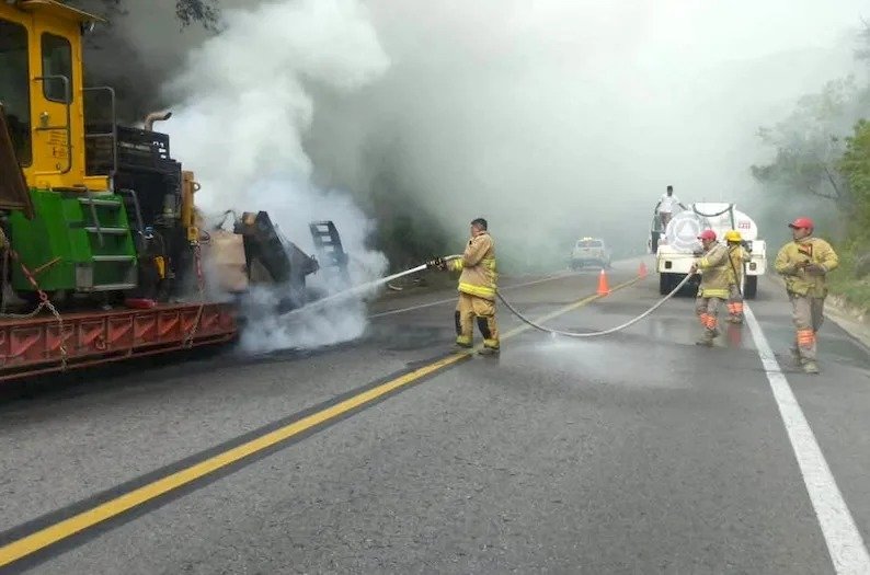 Se incendia tráiler con maquinaria en el kilómetro 7 de la autopista Ocozocoautla-Arriaga