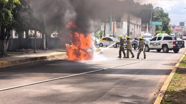 Se incendia vehículo frente a Plaza Cristal en Tapachula y bomberos lo sofocan