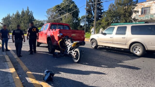 ¡Se le atravesó la troca!: motorista se incrusta detrás de una camioneta en Comitán