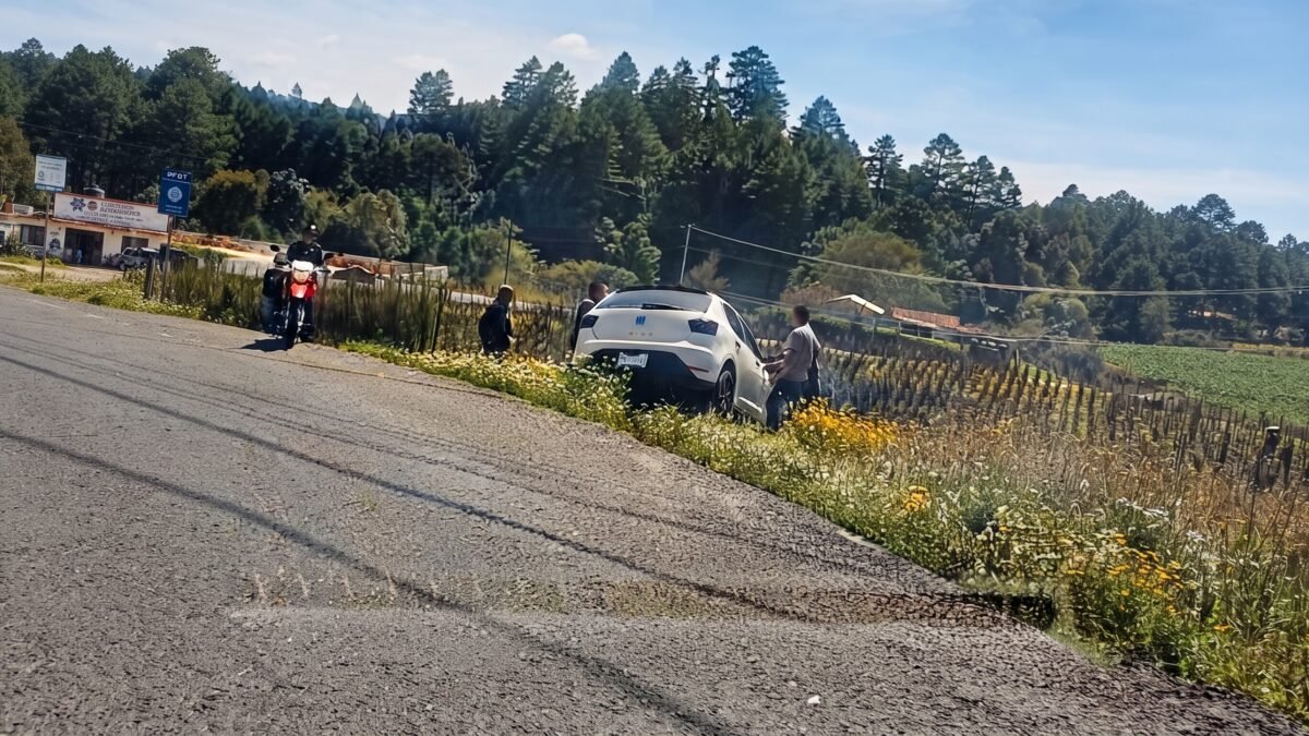 Se le fue el carro en Tzajaltetic: termina fuera del camino y todo queda en fierros en Chamula