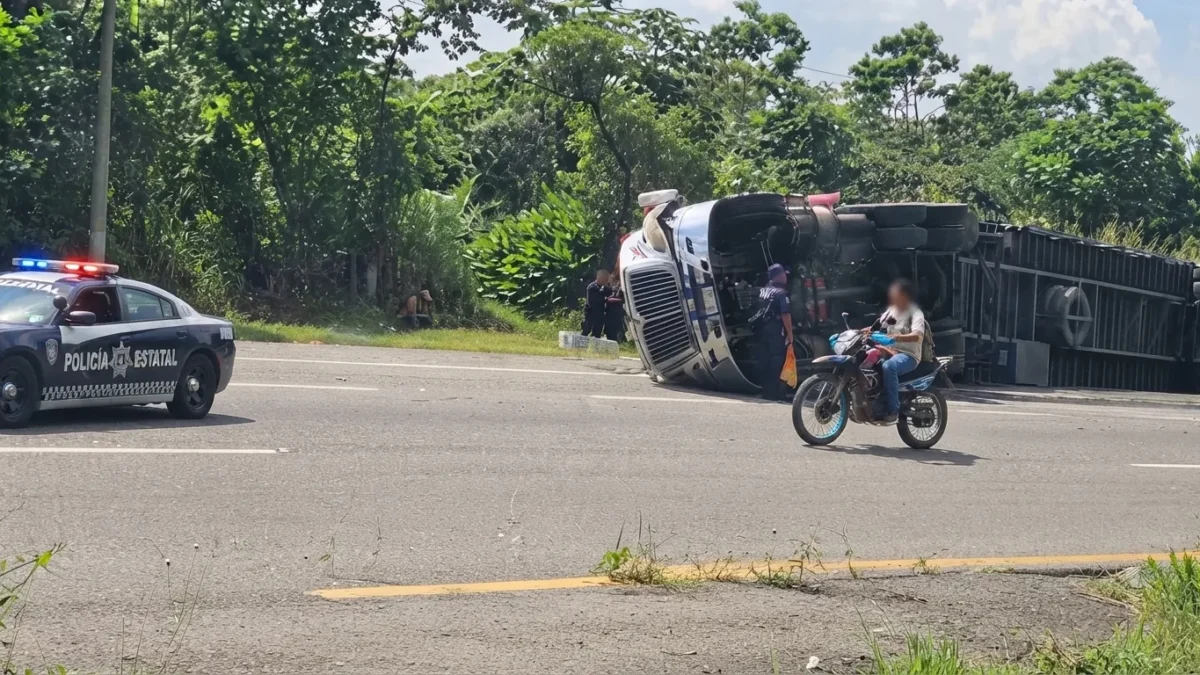 ¡Se le hizo tortilla el viaje!: tráiler de huevos vuelca en la Curva del Diablo en Huixtla