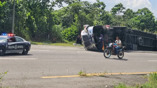 ¡Se le hizo tortilla el viaje!: tráiler de huevos vuelca en la Curva del Diablo en Huixtla