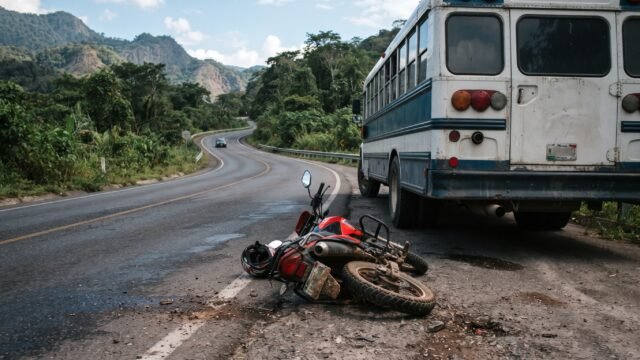 Se le pegó de más al colectivo: motociclista termina golpeado en la Tonalá-Arriaga