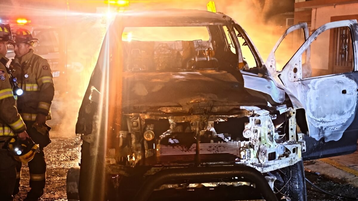 ¡Se le quema la camioneta nuevecita!: conductor se salva de milagro en la Coita-Cintalapa