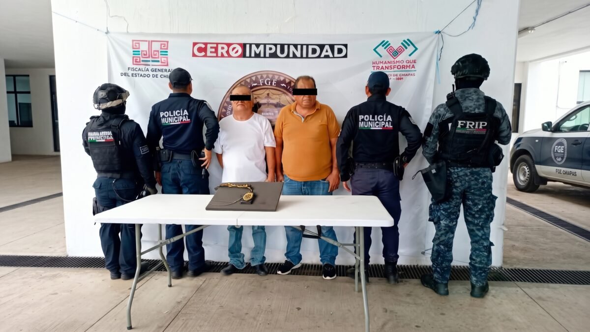 ¡Se les cayó el teatrito!: caen dos falsos fiscales con charola en mano en Tapachula