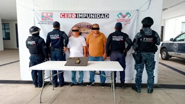 ¡Se les cayó el teatrito!: caen dos falsos fiscales con charola en mano en Tapachula