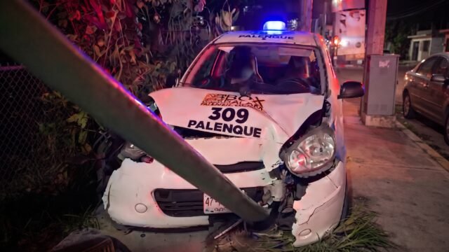 Se lleva de corbata dos postes: taxista pierde el control y acaba detenido en Palenque