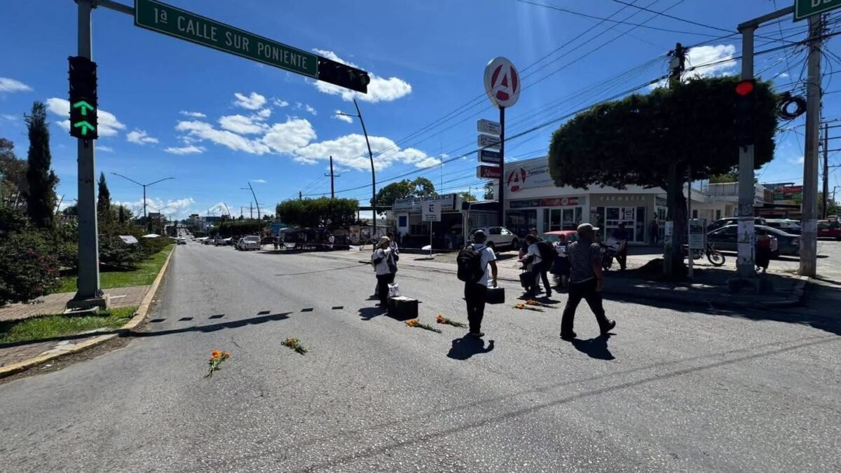 Se plantan en pleno bulevar: madres bloquean el Belisario Domínguez en Comitán