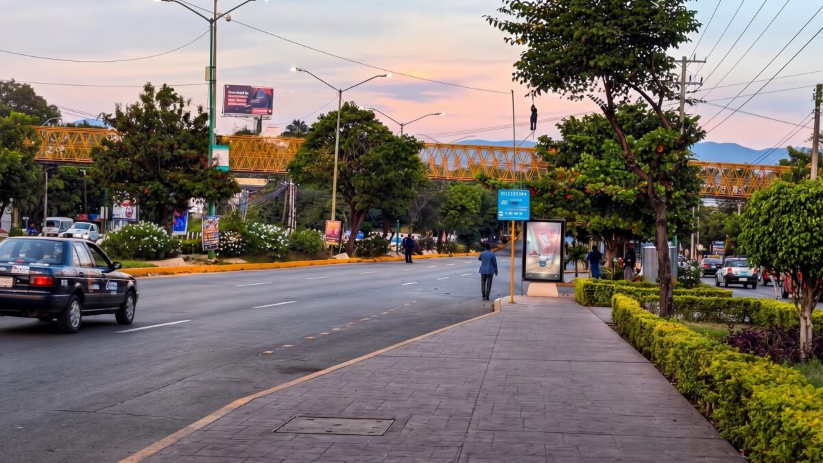 Se queda arriba del puente, aquí mero en Plaza Ámbar: cierran la vía Chiapa de Corzo-Tuxtla