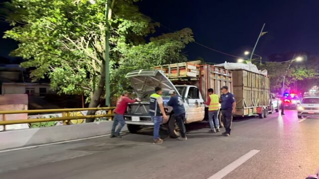 Se queda tirado con todo y remolque: camión de carga bloquea carril del Libramiento Norte en Tuxtla