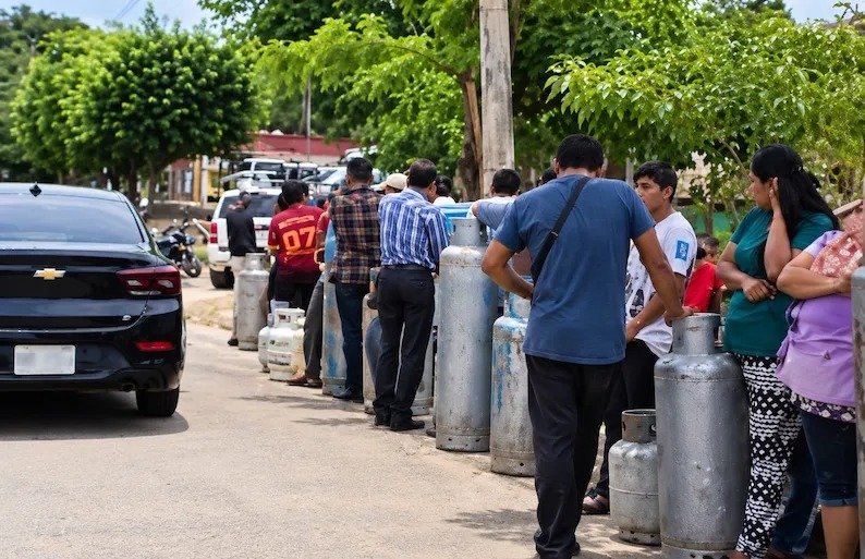 ¡Se quedan sin gas en Ocosingo! Familias hacen fila hasta por tres días para llenar su tanque
