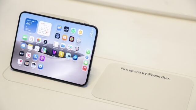 ¡Se raja nuevecito!: Apple reconoce grieta en el pliegue del iPhone Duo de 1,999 dólares
