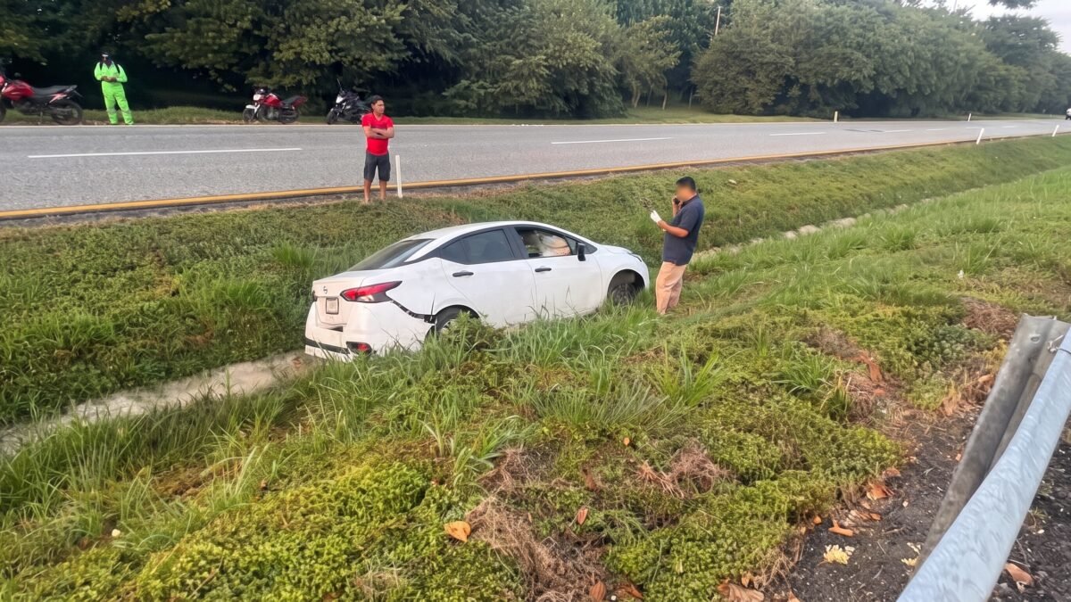 Se sale de la cinta y queda en el zacate: carro termina en medio de la Pijijiapan-Tonalá