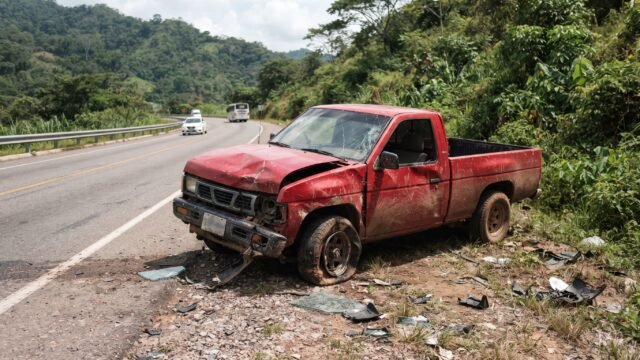 Se sale del camino y queda toda abollada: camioneta roja deja dos heridos en Cintalapa