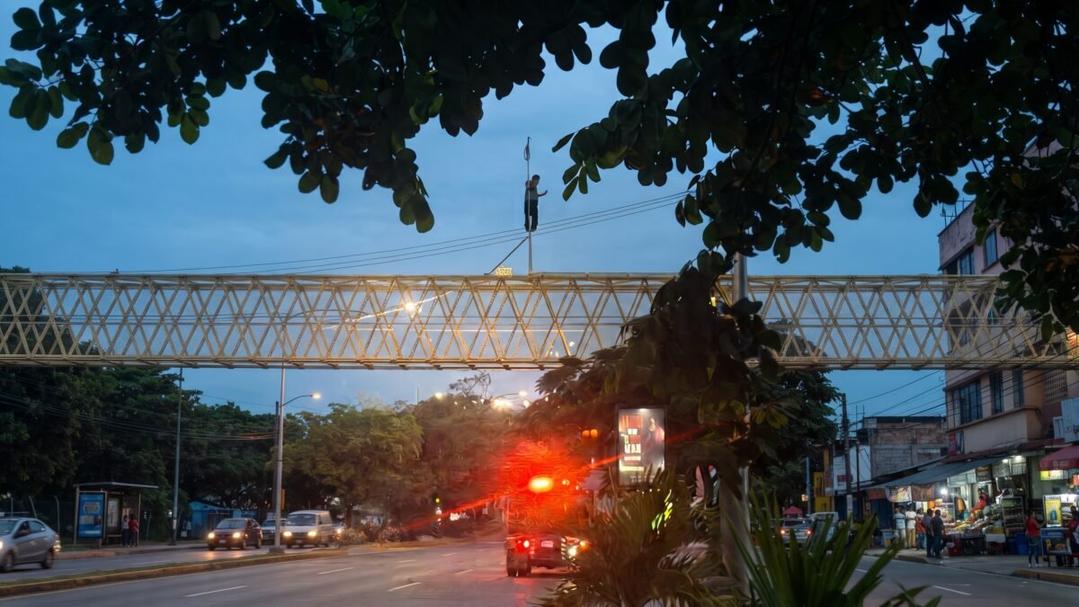 Se trepa al puente de la Panamericana y cierra la salida oriente: lo bajan antes de que se aviente en Tuxtla