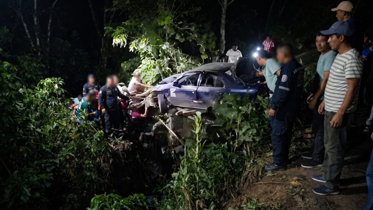 Se va al barranco en Petalcingo: Jetta pierde el control y vecinos lo sacan del voladero en Tila