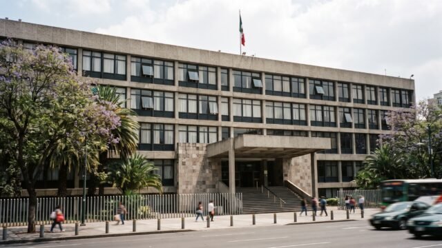 Secretaría Anticorrupción sanciona a 55 funcionarios, uno en Chiapas