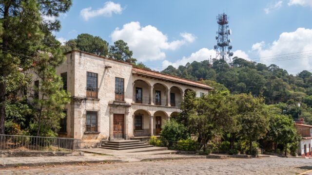 Secretaría del Humanismo paga 7.4 millones al mes por 50 mil líneas en Chiapas