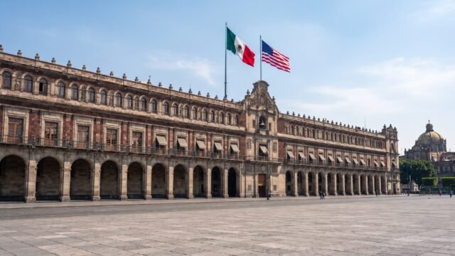 Sheinbaum y embajador Johnson abordan seguridad, frontera y T-MEC en Palacio Nacional