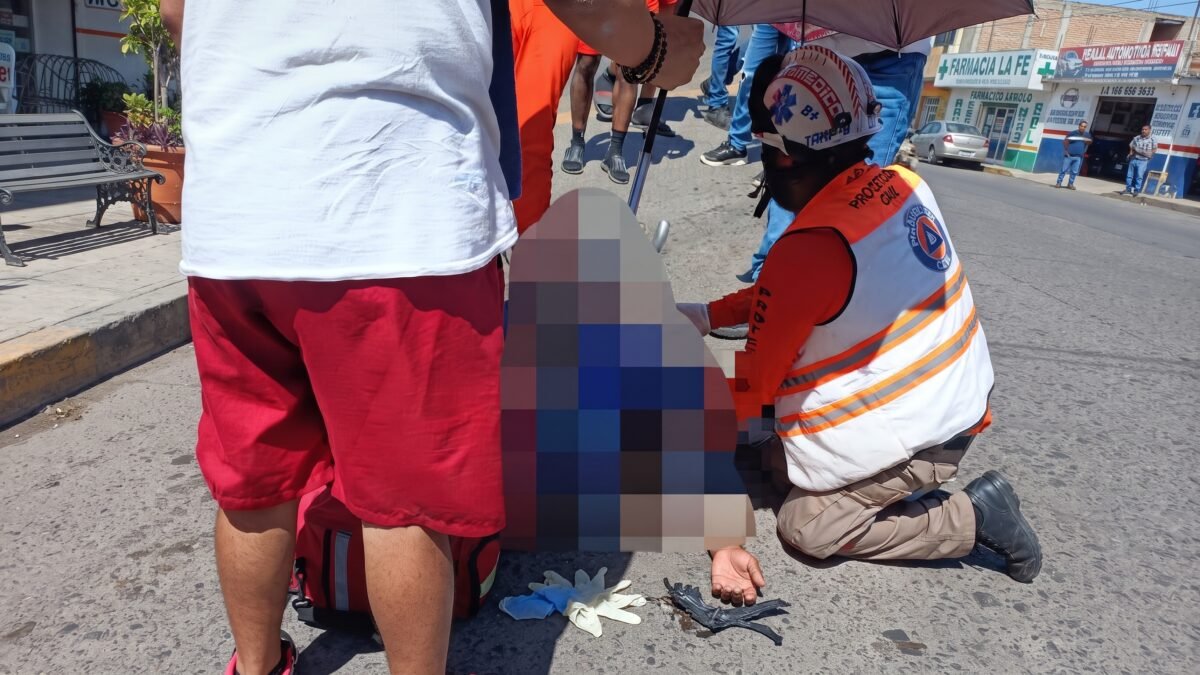 Sin casco y contra el pavimento: choque de motos deja un grave en Cintalapa y el otro huye