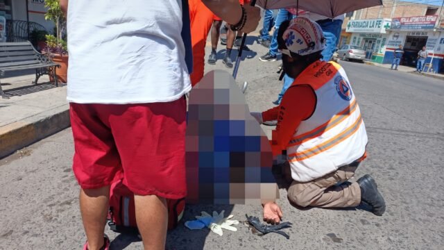 Sin casco y contra el pavimento: choque de motos deja un grave en Cintalapa y el otro huye