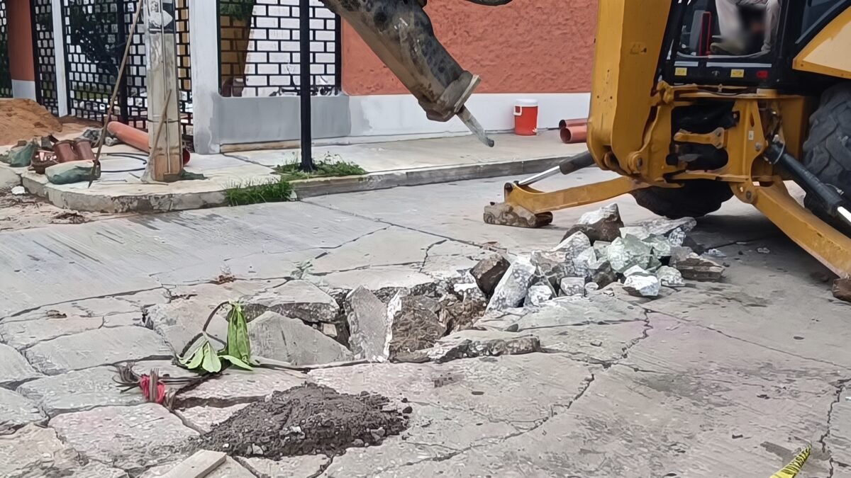 Socavón afecta circulación de peatones y vehículos en colonia Xamaipak de Tuxtla
