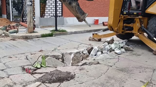 Socavón afecta circulación de peatones y vehículos en colonia Xamaipak de Tuxtla