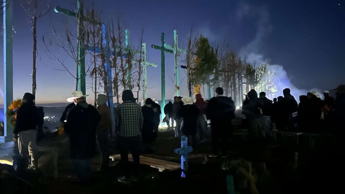 Suben de madrugada a vestir 22 cruces gigantes: así reciben a sus muertos en Chamula
