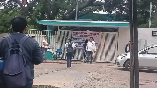 Suspenden clases en la Prepa 1 de Tuxtla por protesta de padres contra tesorera