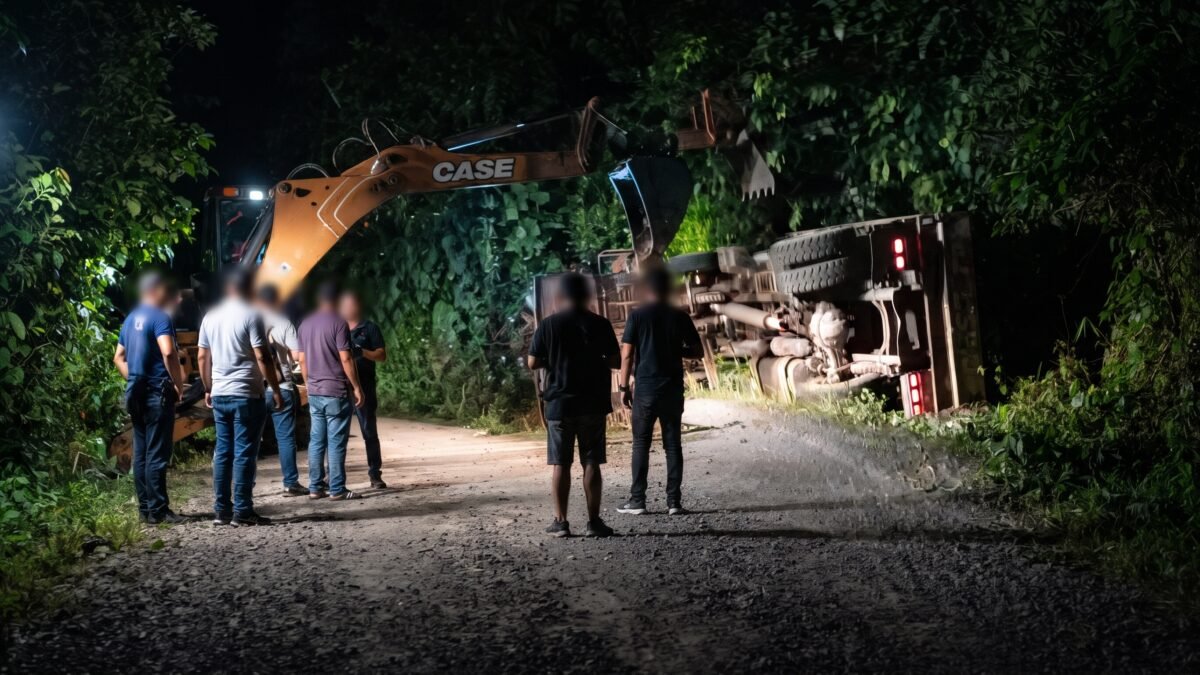 ¡Tatarateó el volteo en Nuevo Huixtán: agarra mal la curva y termina de lado en la cuneta!