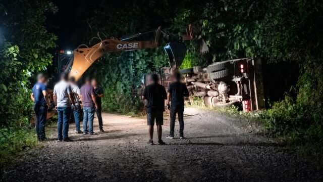 ¡Tatarateó el volteo en Nuevo Huixtán: agarra mal la curva y termina de lado en la cuneta!