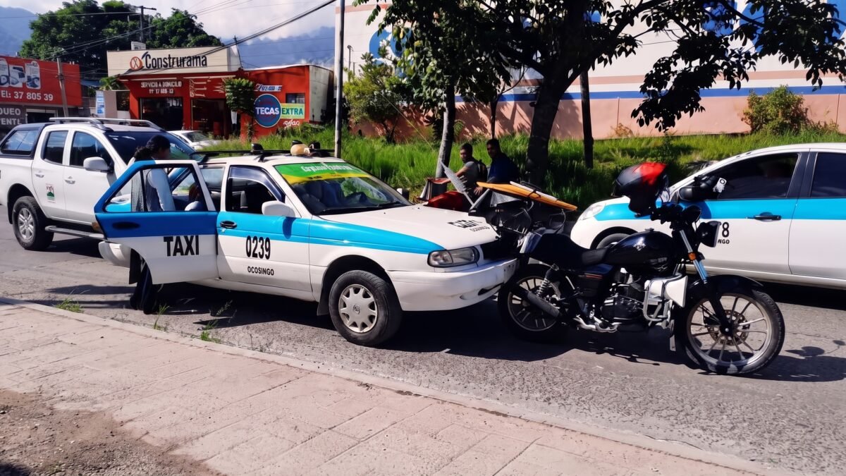 Taxi embiste a motocicleta y deja solo daños materiales en Ocosingo