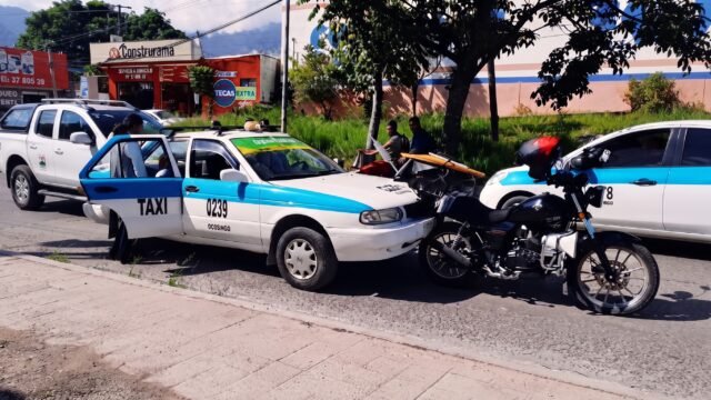 Taxi embiste a motocicleta y deja solo daños materiales en Ocosingo