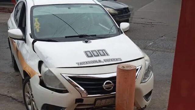 Taxi número 0001 choca contra poste de cemento en Tapachula sin lesionados