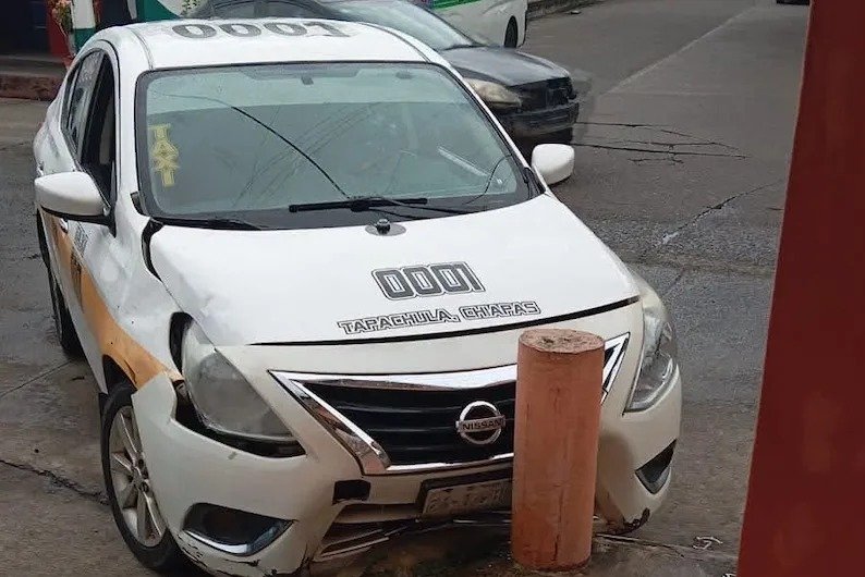 Taxi número 0001 choca contra poste de cemento en Tapachula sin lesionados