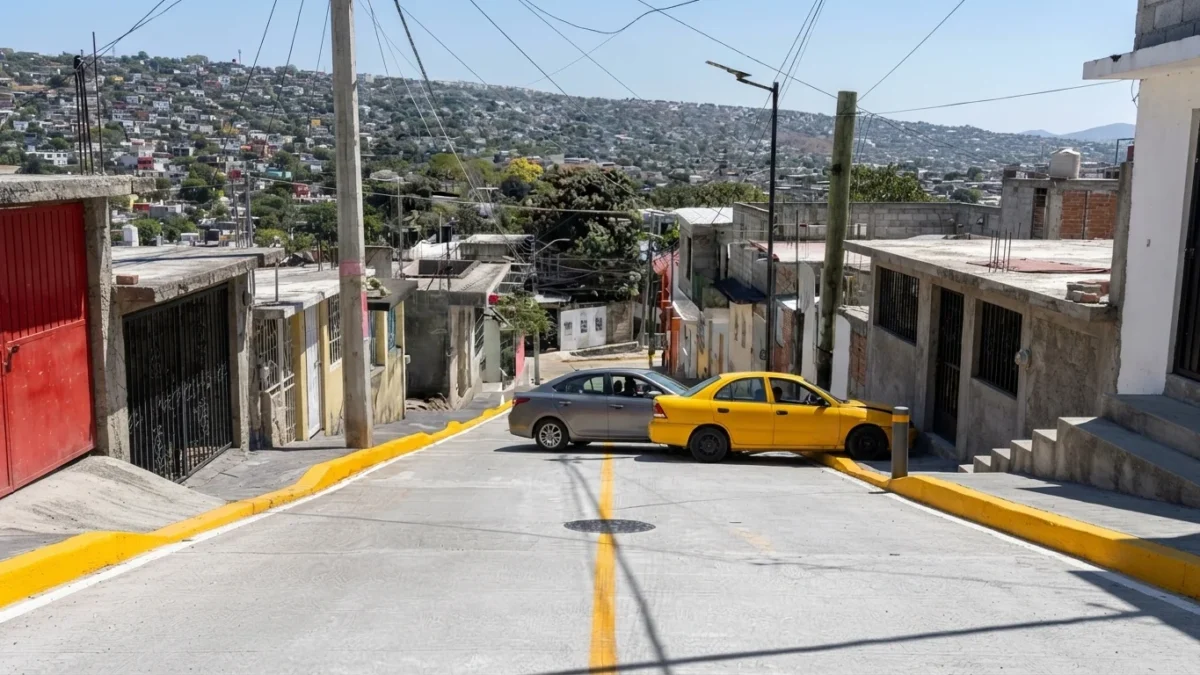 Taxi se estrella contra bolardo tras choque con auto en colonia Bienestar Social de Tuxtla