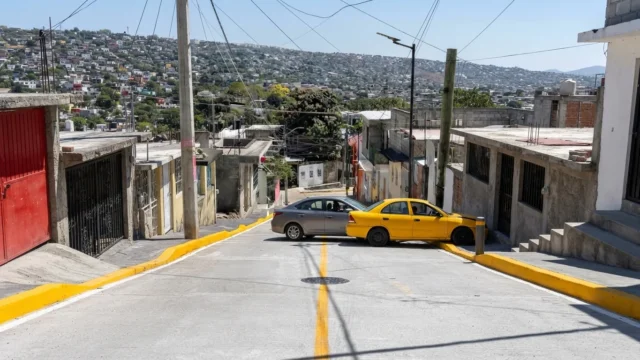 Taxi se estrella contra bolardo tras choque con auto en colonia Bienestar Social de Tuxtla