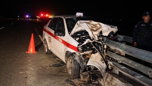 Taxista queda gravemente lesionado al chocar contra barra de contención en puente Huixtán