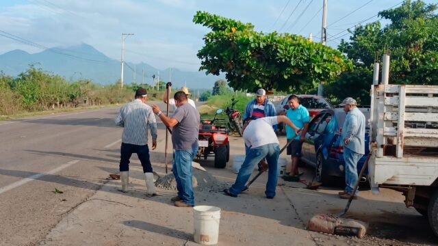 Taxistas bachean con recursos propios carretera Revolución Mexicana-Villaflores en Villacorzo