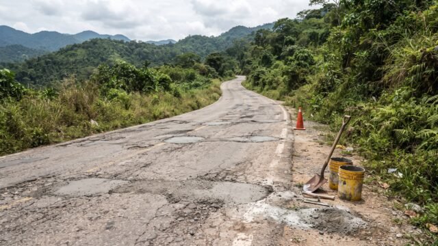 Taxistas tapan con cemento baches en ruta de Villacorzo ante deterioro de carretera
