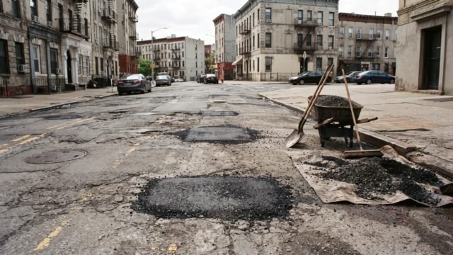 Taxistas y vecinos realizan bacheo ante deterioro de calles en Ocosingo