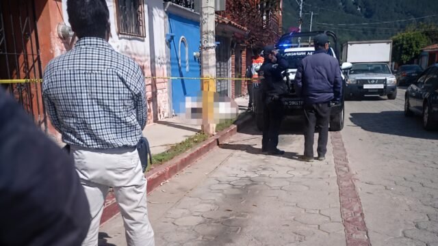 Tieso junto al poste: hallan a hombre sin vida en la colonia Revolución de San Cristóbal