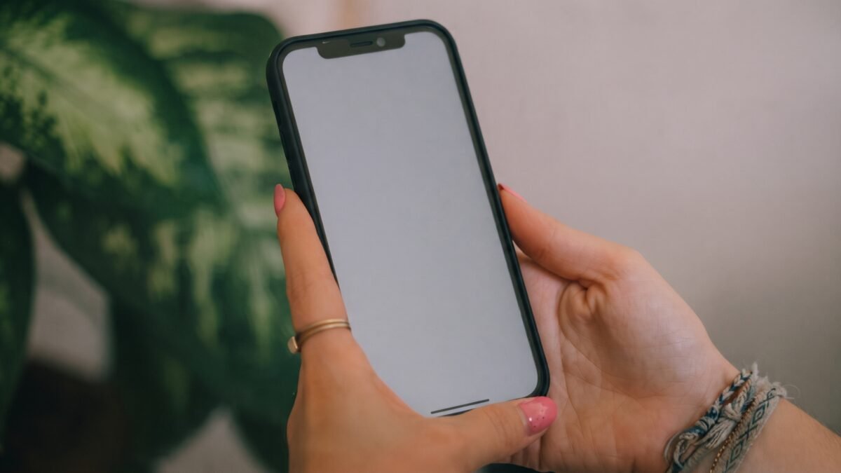 TikTok frena los retos mortales: lanza guía para detectar autolesiones y trastornos en México