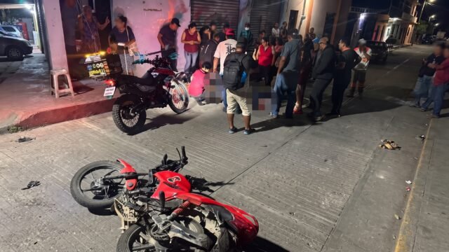 Topan dos motos junto al mercado: joven de 20 años termina en el hospital en Villacorzo