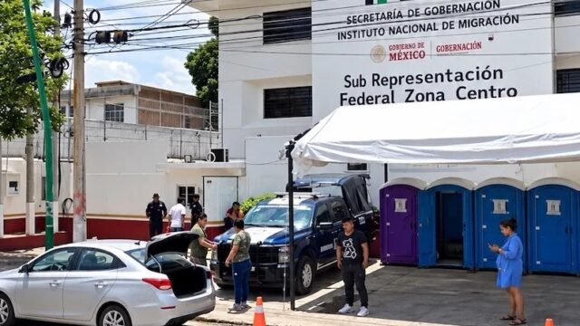 Trabajadores de empresa contratada por INM denuncian adeudo de dos quincenas en Tuxtla